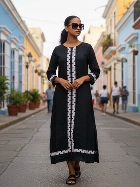 Tuckernuck Atlantic-Pacific
The Hartman Embroidered Navy Linen Midi Dress Small